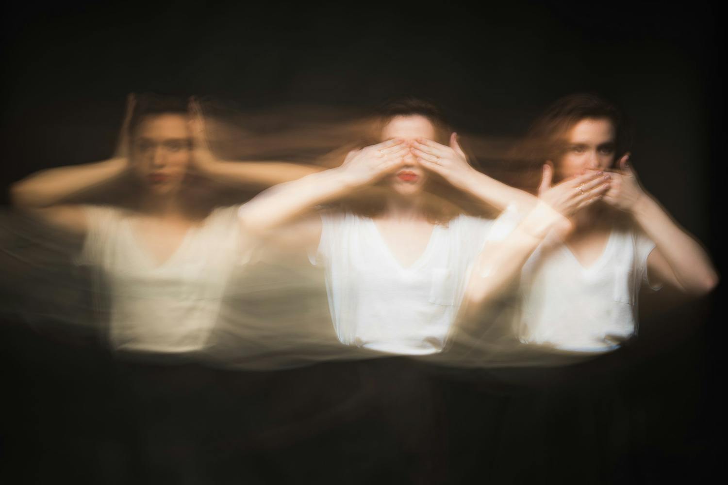 Bilde av ung jente tatt med lang lukkertid og bevegelsessløring